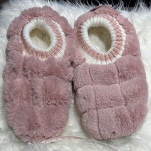 💕Cozy Pink Fuzzy Slippers 
7-9 size
